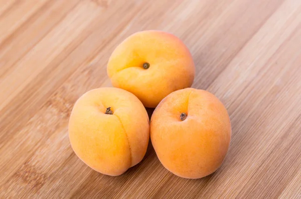 Целые спелые абрикосы — стоковое фото