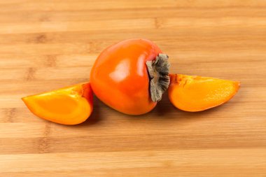 Dilimlenmiş ve bütün Trabzon hurması