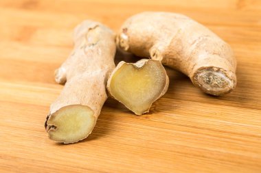 Zencefil kökü kalp şeklinde dilimlenmiş 