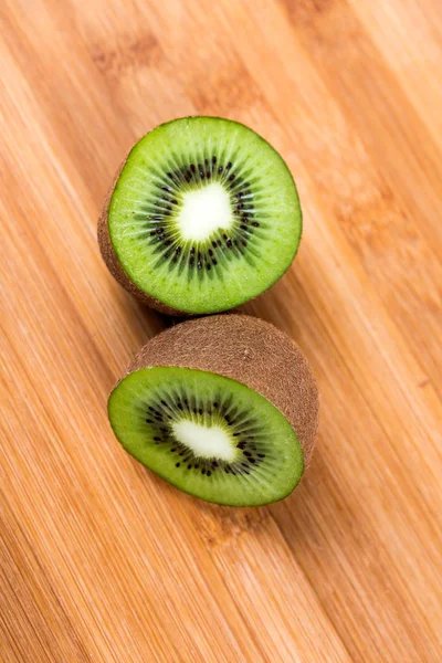 Kiwi maduro inteiro e corte — Fotografia de Stock