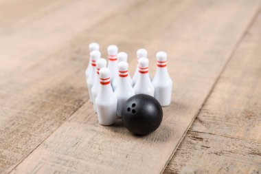 Oyuncak bowling topu ve toplu iğneler