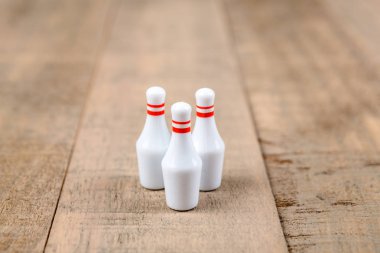 Oyuncak bowling topu ve toplu iğneler