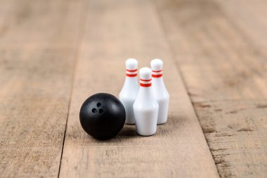 Oyuncak bowling topu ve toplu iğneler