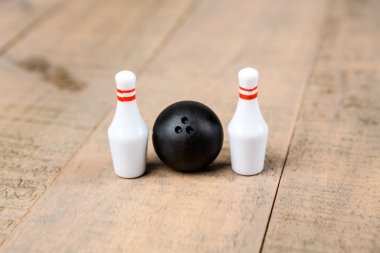 Oyuncak bowling topu ve toplu iğneler