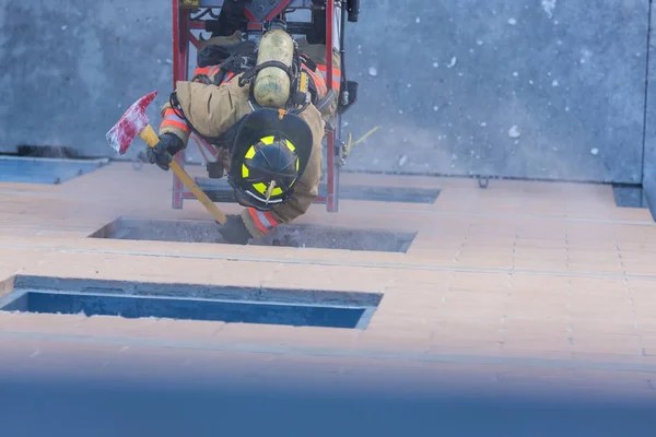 Formação de bombeiros que entram e saem de um edifício — Fotografia de Stock