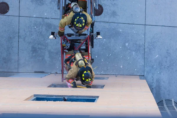 Обучение пожарных вхождению и выходу из здания — стоковое фото