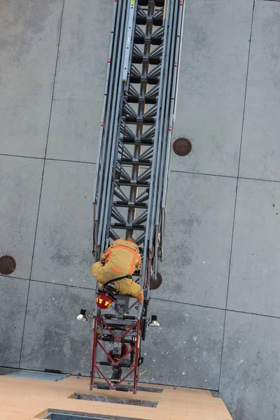 Entrenamiento de bomberos entrando y saliendo de un edificio —  Fotos de Stock