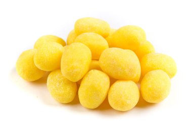 Beyaz bir arka plan üzerinde izole limon şeker yığını