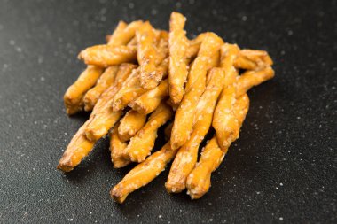 Siyah bir arka plan üzerinde simit katlanmış kazık