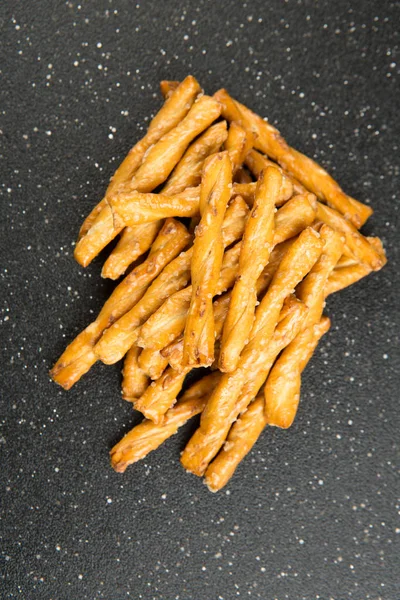 Siyah bir arka plan üzerinde simit katlanmış kazık