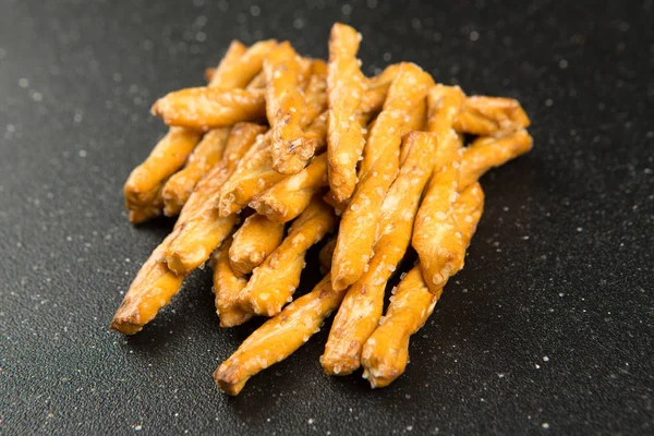 Siyah bir arka plan üzerinde simit katlanmış kazık