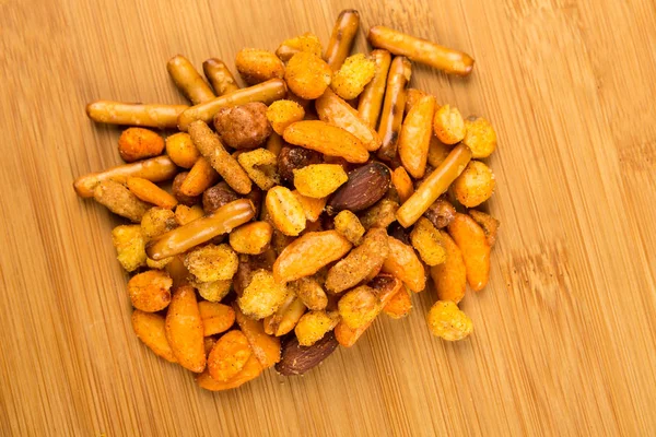 Högen Kryddade Crunch Snack Mix Trä Bakgrund — Stockfoto