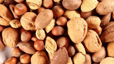 Kabuksuz fındık 4k video saat yönünde dönen Yavaşça aşağı görünüm.