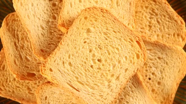 小さなトーストパンの正方形4Kビデオ回転時計回りにゆっくり上ダウンビュー — ストック動画