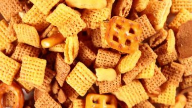 Mısır gevreği ve fıstık ezmesi karışımı 4k video saat yönünde dönüyor yavaşça yukarıdan aşağı görünüm.