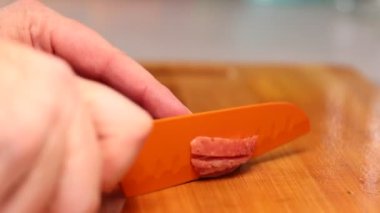 Salam yavaş çekimde kesme tahtasıyla parçalara ayrıldı.