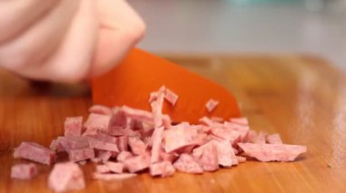 Yaz sosisi ağır çekimde zorla doğranmış.