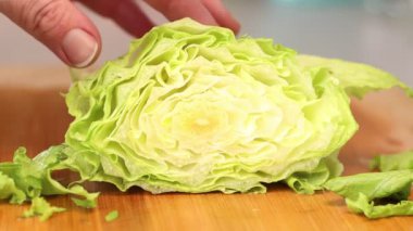 Parçalar bir demet romaine 'in ucunu yavaş çekimde kesmiş.