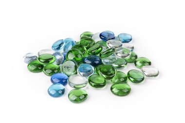 Yeşil, beyaz, mavi çakıl taşı yığını.