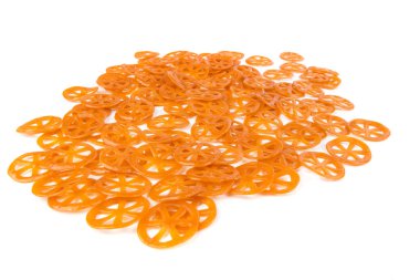 Susuz kalmış turuncu araba tekerleği duritos duritos yiyecek yığını.