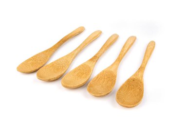 Üst üste beş sığ bambu kaşığı.