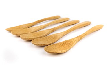 Üst üste beş sığ bambu kaşığı.