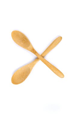 Gösteriş için iki sığ bambu kaşığı.