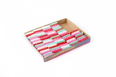 Pembe yeşil, beyaz, kırmızı, sakız aromalı.