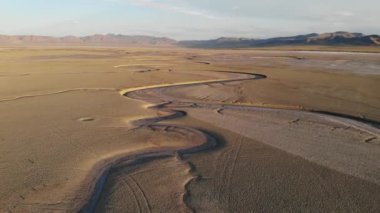  Tuz düzlüklerinde zig zag su kanalları üzerinde hareket 