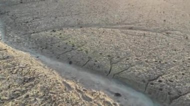 Kuru tuz düzlüklerinde gün batımına doğru yanaş
