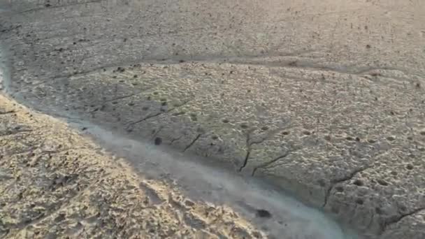 在干旱的盐滩上方 泛起一片夕阳西下 — 图库视频影像