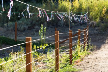 Kuş caydırıcı bir bahçe etrafında çırpınan kurdeleler