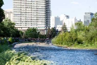 Truckee nehri yazın Reno Nv şehir merkezine akıyor.