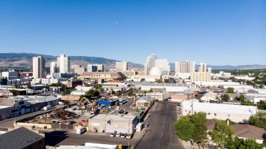 Reno, Nv / Usa - 30 Kasım 2019: Endüstriyel çalışma alanları ve kumarhane silueti olan Reno şehri