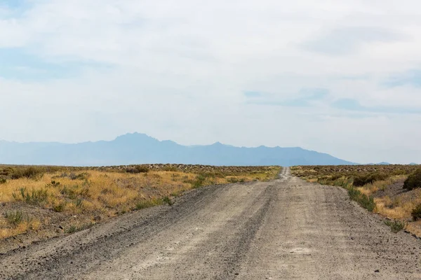 Estrada Terra Correndo Pelo Meio Deserto Sagebrush — Fotografia de Stock