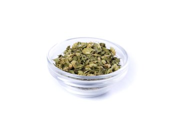 Bir avuç dolusu kurutulmuş yeşil kekik otu.