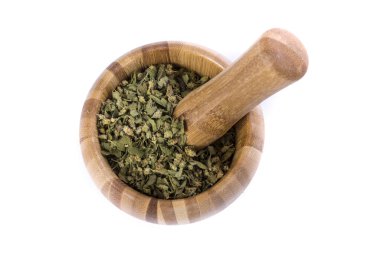 Bir avuç dolusu kurutulmuş yeşil kekik otu.