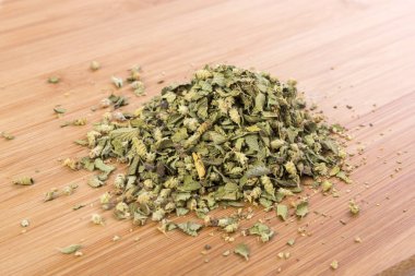 Bir avuç dolusu kurutulmuş yeşil kekik otu.