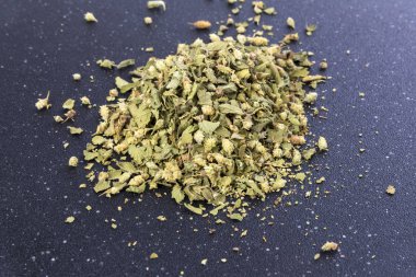 Bir avuç dolusu kurutulmuş yeşil kekik otu.