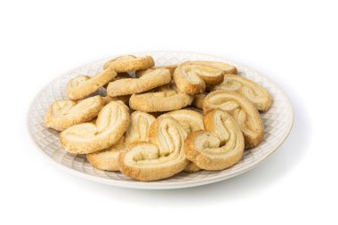 Bir tabak dolusu şekerli katmanlı gevrek kurabiye.