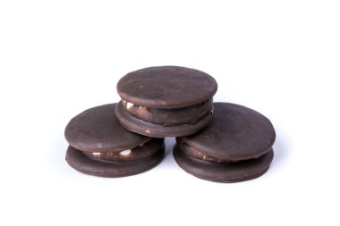 Bir yığın marşmelov çikolata kaplı sandviç kurabiyesi.