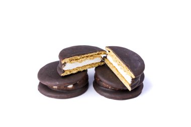 Bir yığın marşmelov çikolata kaplı sandviç kurabiyesi.