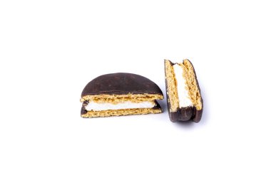 Bir yığın marşmelov çikolata kaplı sandviç kurabiyesi.