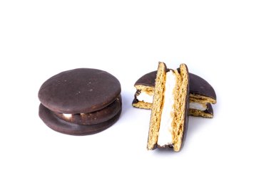 Bir yığın marşmelov çikolata kaplı sandviç kurabiyesi.