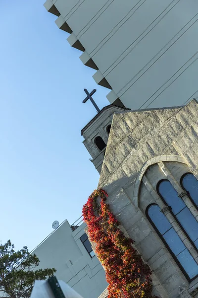 Diagonální Pohled Kostelní Budovu Věž Příčnou Střechou — Stock fotografie