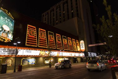 Reno, Nv / Usa - 5 Ekim 2019: Reno şehir merkezindeki Cal Neva Kumarhanesi, hareket halindeki trafik ışıklarıyla aydınlandı