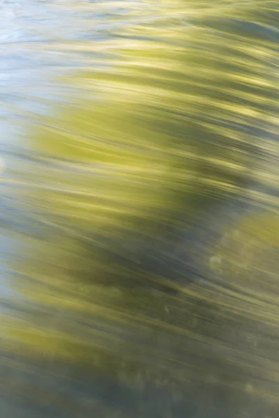 Abstraktes Wasser Mit Fallenden Farbreflexionen Lange Belichtung Fließt Reibungslos — Stockfoto