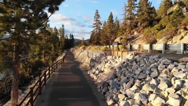 Lake Tahoe Fliegen Auf Wanderweg Und Pfanne Links Wasser Sehen — Stockvideo