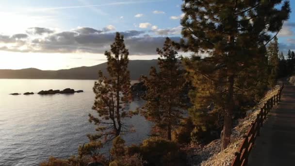 Lake Tahoe Pan Right Walking Path Next Water — Vídeos de Stock