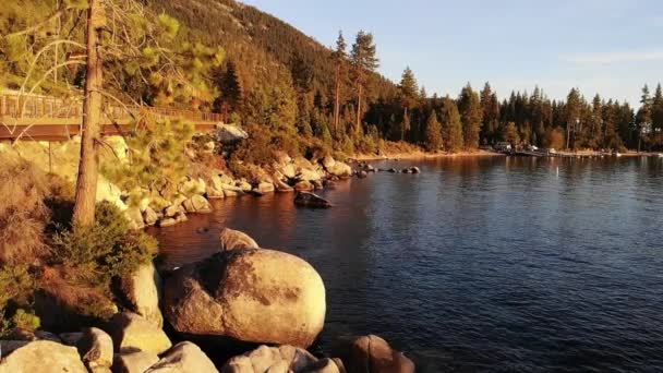 Озеро Tahoe Медленное Движение Воды Волны Скалах Закате Золотой Свет — стоковое видео